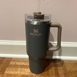 Stanley 40oz Quencher in Slate Gray/Tan